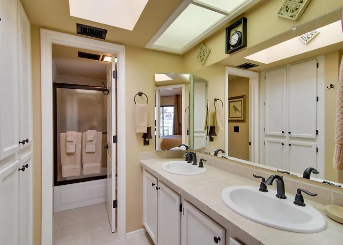 North Gem W/ Courtyard & Pool Access Holiday home *