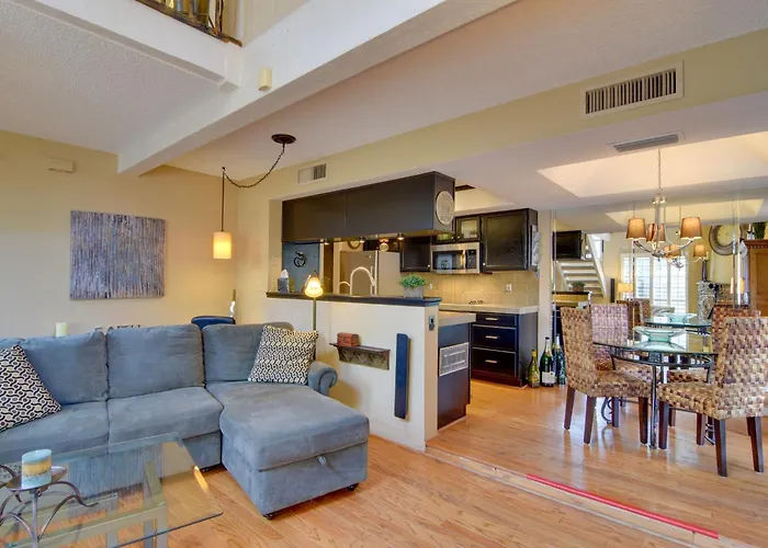 North Gem W/ Courtyard & Pool Access Holiday home